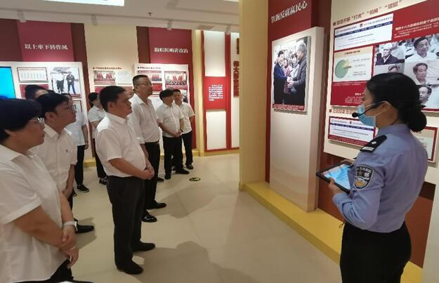 市信息管网公司组织党员干部开展警示教育活动
